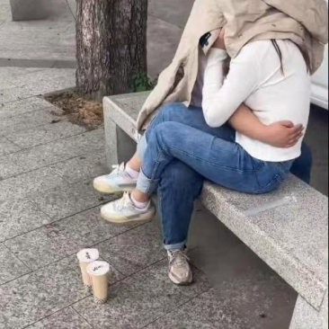 嘿嘿，今天在路上捡到两杯奶茶