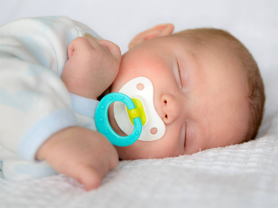 #宝妈育儿交流# 宝宝百天之前我们还是有很多事情需要带宝宝出门的。首先，宝宝需要