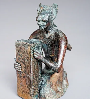 1987年，洛阳机车厂修建厂东门时，意外碰到了一座古墓，里面有一件人形雕塑，长相