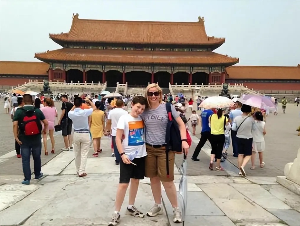 穷游就去中国！2017年，美国富婆为了让7岁的儿子体验贫穷，带儿子到中国旅游，美