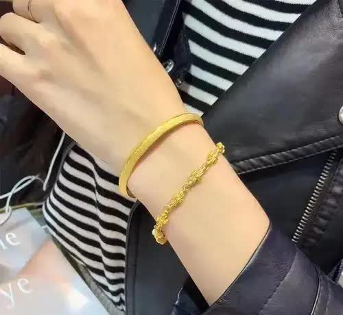 今天回娘家看望我妈，我发现弟媳又买了一个大金镯子，据说花1.5万左右买的，我心疼