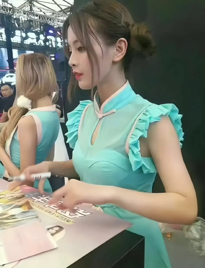 早期杨超越 ​，这素人时期，先天条件太优越了 ，这惊为天人(夸张）的身材比例啊！