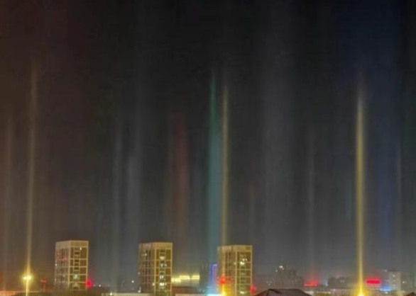 内蒙古多地夜空现大面积七彩光柱，气象局回应

日，内蒙古锡林郭勒盟，多地市民夜晚