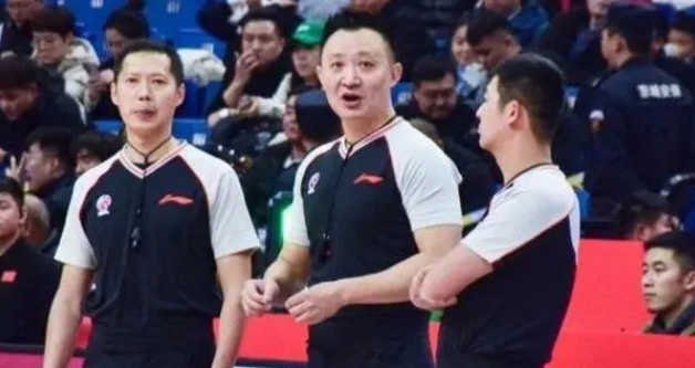 广东120:93深圳，看完这场比赛，有三点让我感到非常“不可思议”:
1、即将退