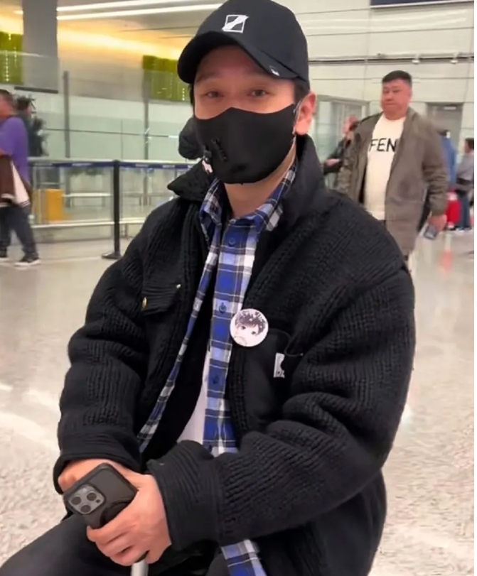 

黄晓明引发热议！
11月13日，黄晓明突然引发热议，这次不是因为前妻杨颖的事