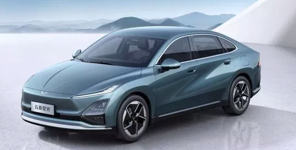 我发现一个很奇怪的现象，不知道大家有没有发现？

比亚迪秦PLUS就要卖不动了，