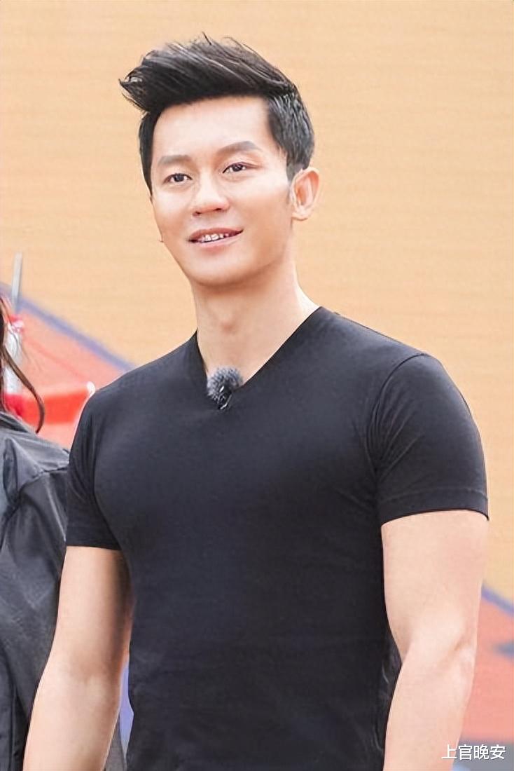 部被毁掉，他转行从事幕后工作，如今年过50的他目前仍然是单身。03、李晨