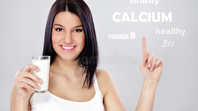 晚上不宜喝奶、空腹不可饮奶，关于牛奶的5个传言，请明辨