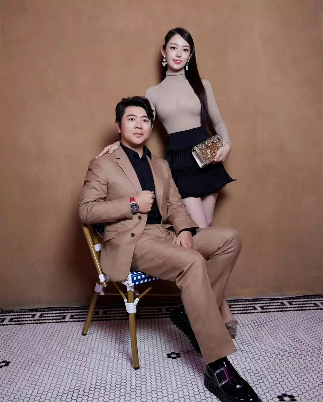 看手表还是看包？