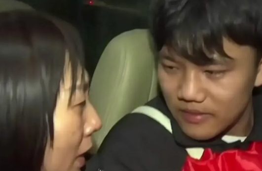 苦尽甘来！原本应该是个富二代的，却阴差阳错来到了穷苦人家，从小就被告知爸爸生病死