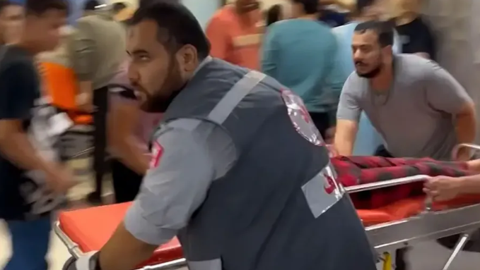 加沙医院遭空袭 巴宣布全国哀悼3天
    当地时间17日晚，巴方称以军空袭加沙