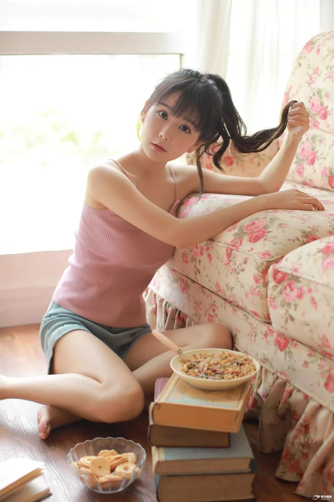 人像摄影写真，甜美可爱的居家少女
