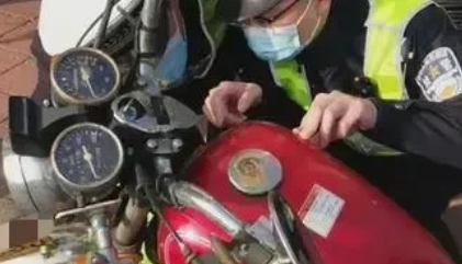 福建龙岩，男子因骑摩托车没戴头盔、驾驶报废车辆被交警合并罚款600元，吊销驾驶证