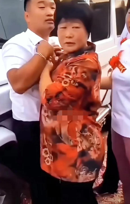 新郎接亲，被新娘大姨搅局，刚到新娘家门口，新娘子大姨就上来这一出，拉着小伙不松手