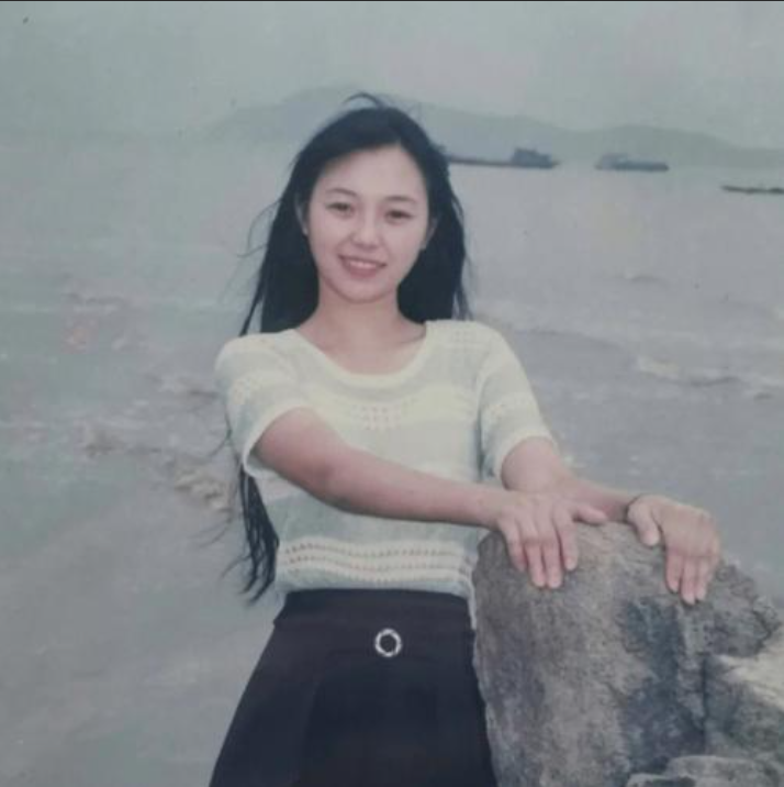 1991年，去部队看老公，我一出现那帮男的全盯着看，吓得都不知道腿该往哪迈了。在