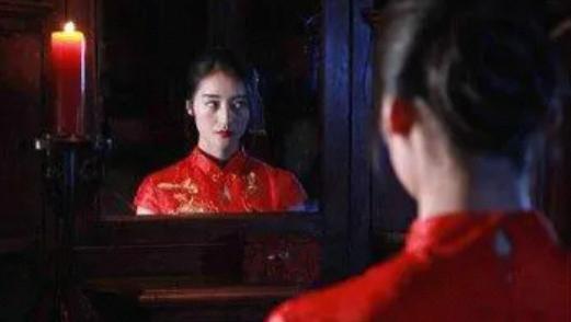 女孩每晚都会重复梦自己被一个诡异的旗袍女贴脸，那对方一脸惨白，笑容渗人