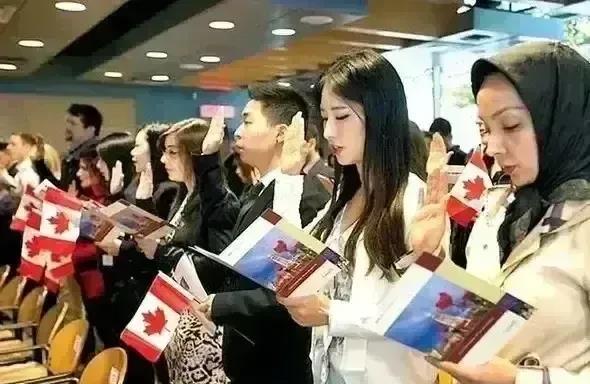 这是加入加拿大国籍的宣誓现场，从照片看应该不少过去是我们的人，也是在咱们国家挣了