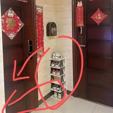 最讨厌的，就是干这些想当然的事！

邻居这两天把家里的鞋子拿到外面来了，还搞了个