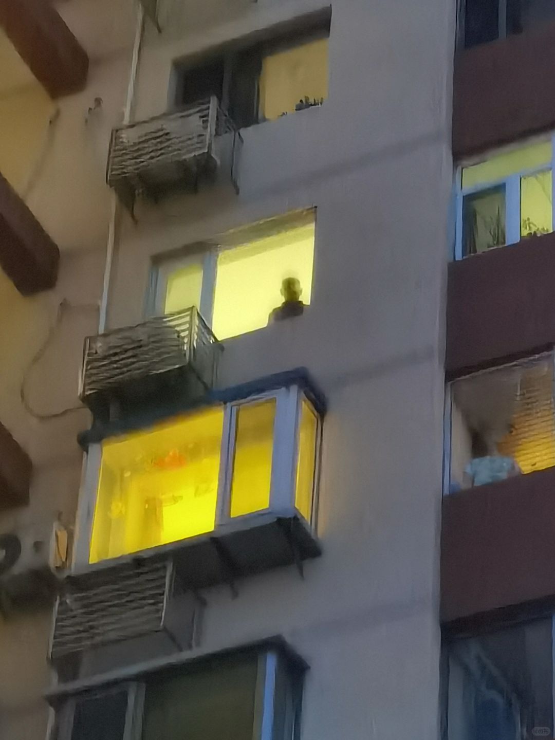 87岁的爷爷目送我回家，瞬间泪奔了
拜完年，爷爷腿脚不方便扔送我到电梯间，门合上