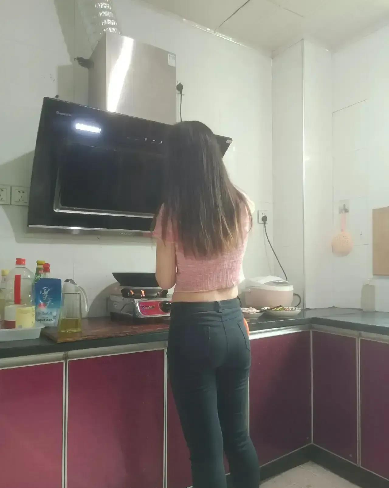 女人在一起是啥都敢聊的。
我是女人，我就好奇为什么有的女生没有单洗的小盆盆。
我
