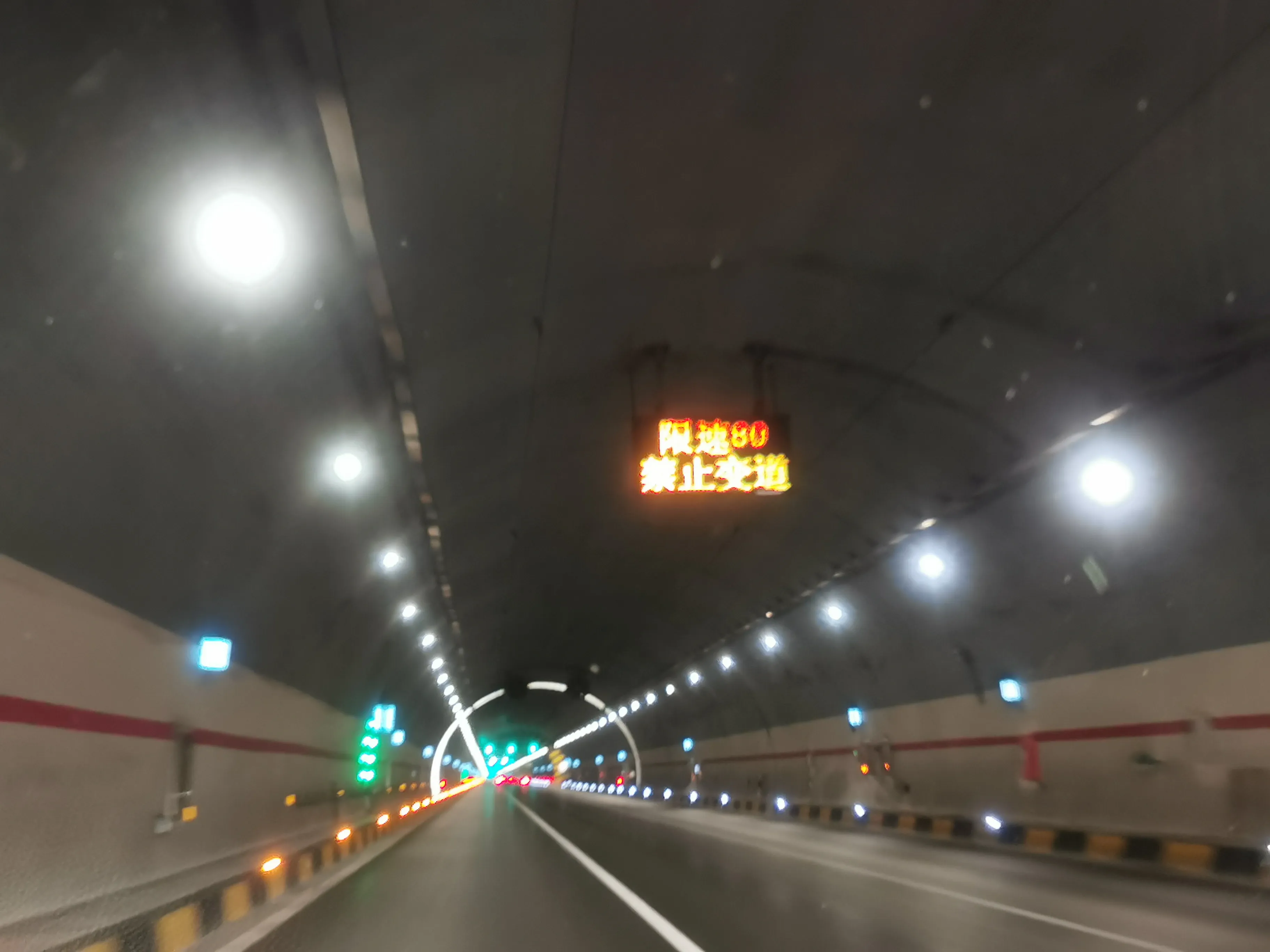 前几天有事去成都，由于由西安到汉中秦岭高速限60太难走了，就选择从宝鸡绕一下，下