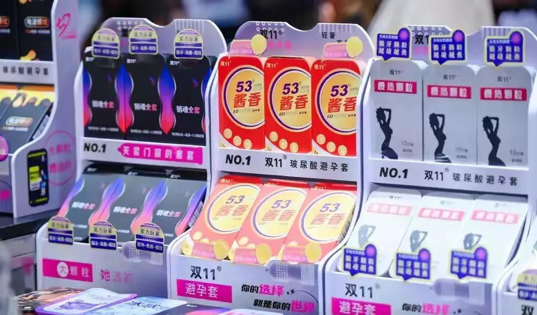 53度酱香避孕套亮相展会。从图片上可以看出，该款避孕套包装上印着“掌舵者的首选（