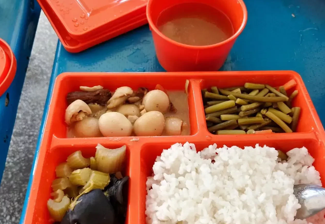 看了预制菜进入学校的新闻，再看日本国的学校精心制作学生菜的视频，只想说无语，感觉