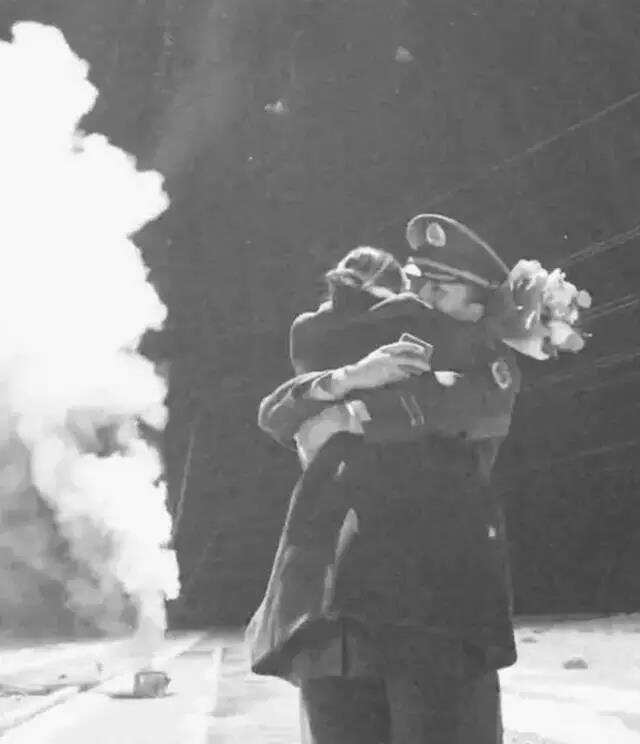 1984年，接到新婚丈夫牺牲在老山战场噩耗时，谢玉花毫不犹豫改嫁大伯哥。被停发烈