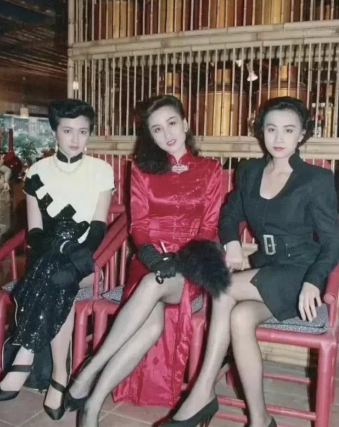 左边是关之琳，正中央是利智，而右侧则是谁？难以分辨吗？