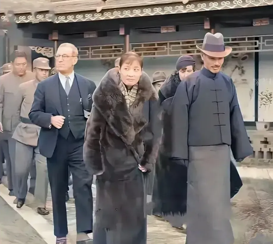 大家别被骗了，这才是真实的蒋介石与宋美龄！并没有影视剧里那种气场与威严，老蒋不愧