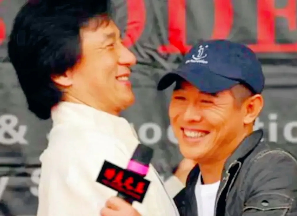 成龙说：“李连杰的拳术和招式很正统，我跟元彪其实都只有半桶水，看着什么都会，其实