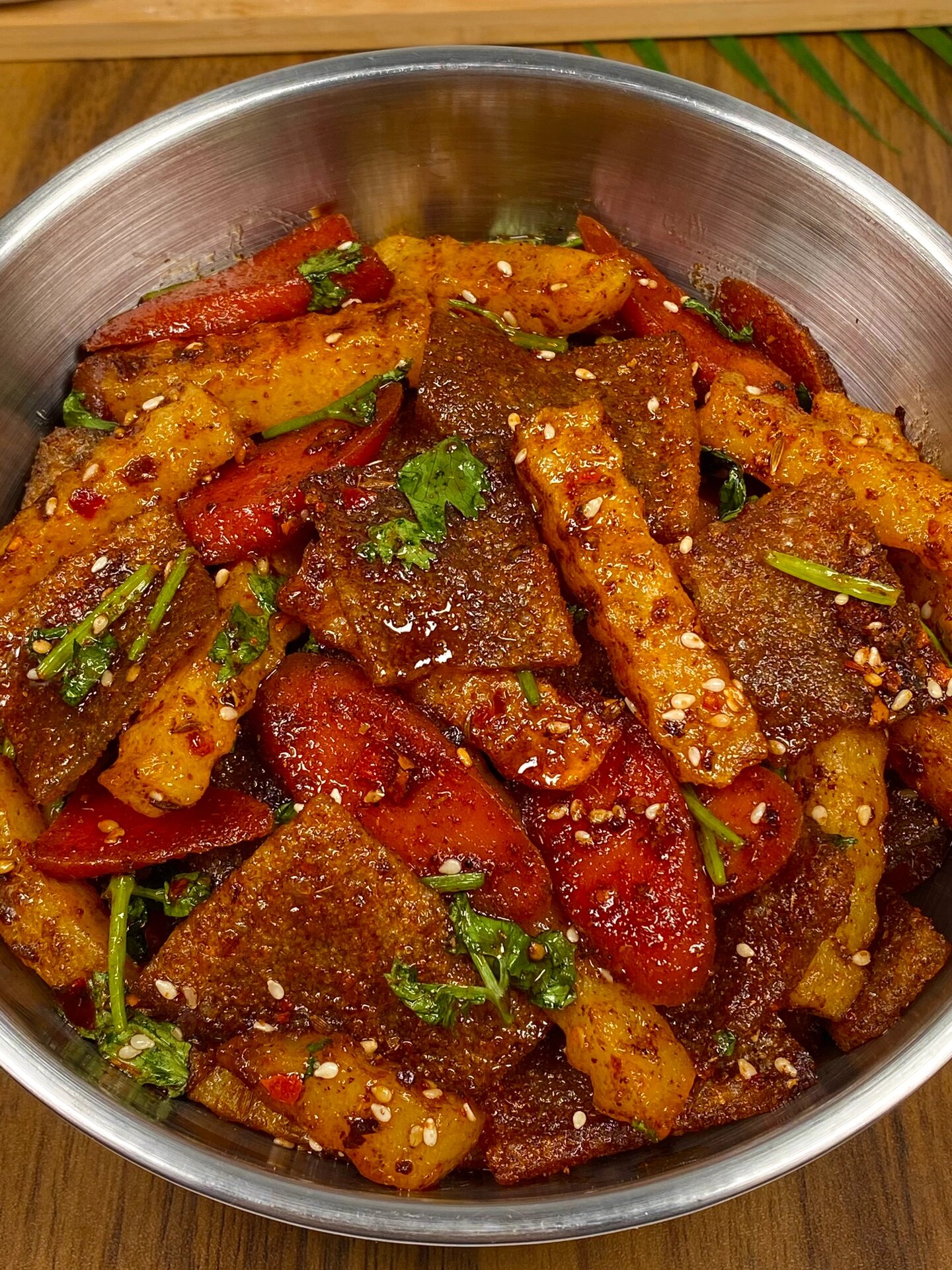 苕皮与土豆的搭配，简直是美食中的黄金搭档！煎得外焦里糯的土豆，配上酥酥脆脆的苕皮