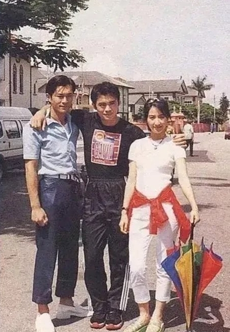 27年前的一张旧照，可以同时认出照片里三个人的话，估计现在也是儿孙满堂的人了吧…