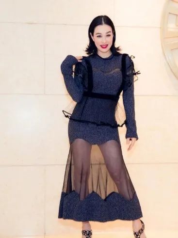 55岁温碧霞同框50岁钟丽缇，年纪相差5岁却好像母女，一个生机四射，一个身段干瘦似老阿姨