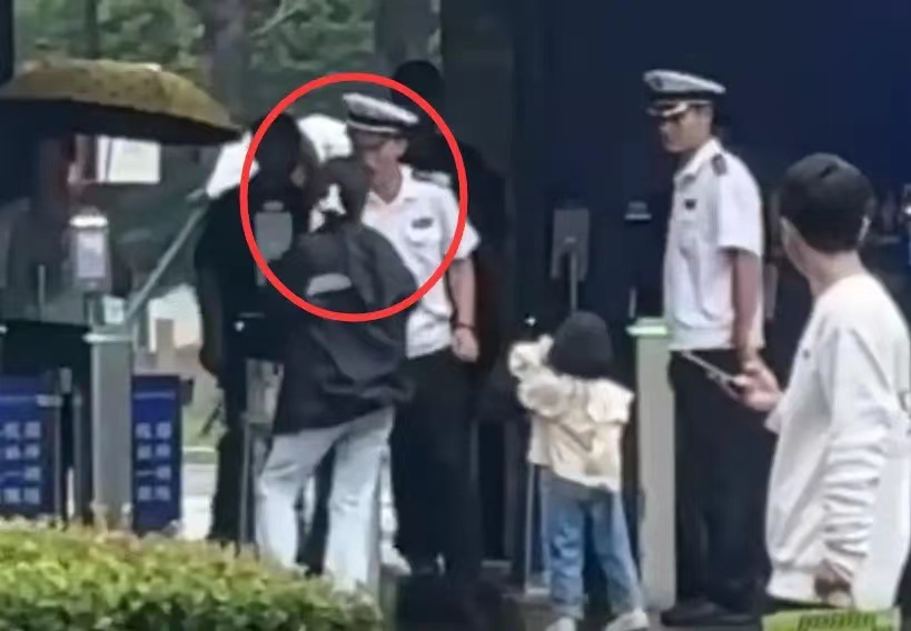 “劳资蜀道山！”这就是重庆特有的川渝妹子威胁语不顶用了。在这个事件中，被打的妈妈