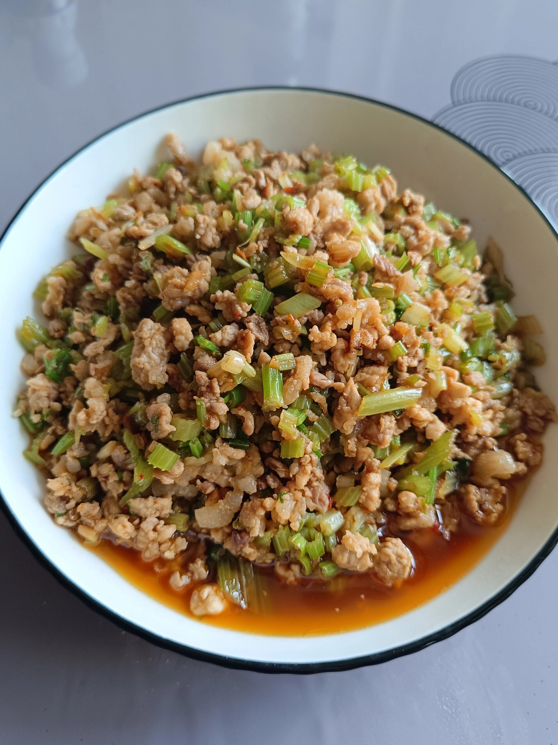 10分钟搞定的家常菜肉沫芹菜，超级下饭！
又是米饭遭殃的一餐，太下饭了，并且非常