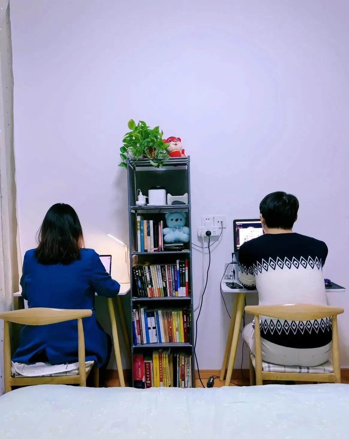 两口子都被裁员了，两个人一共64万多的赔偿。
以为他们会马上开始找工作，毕竟两人