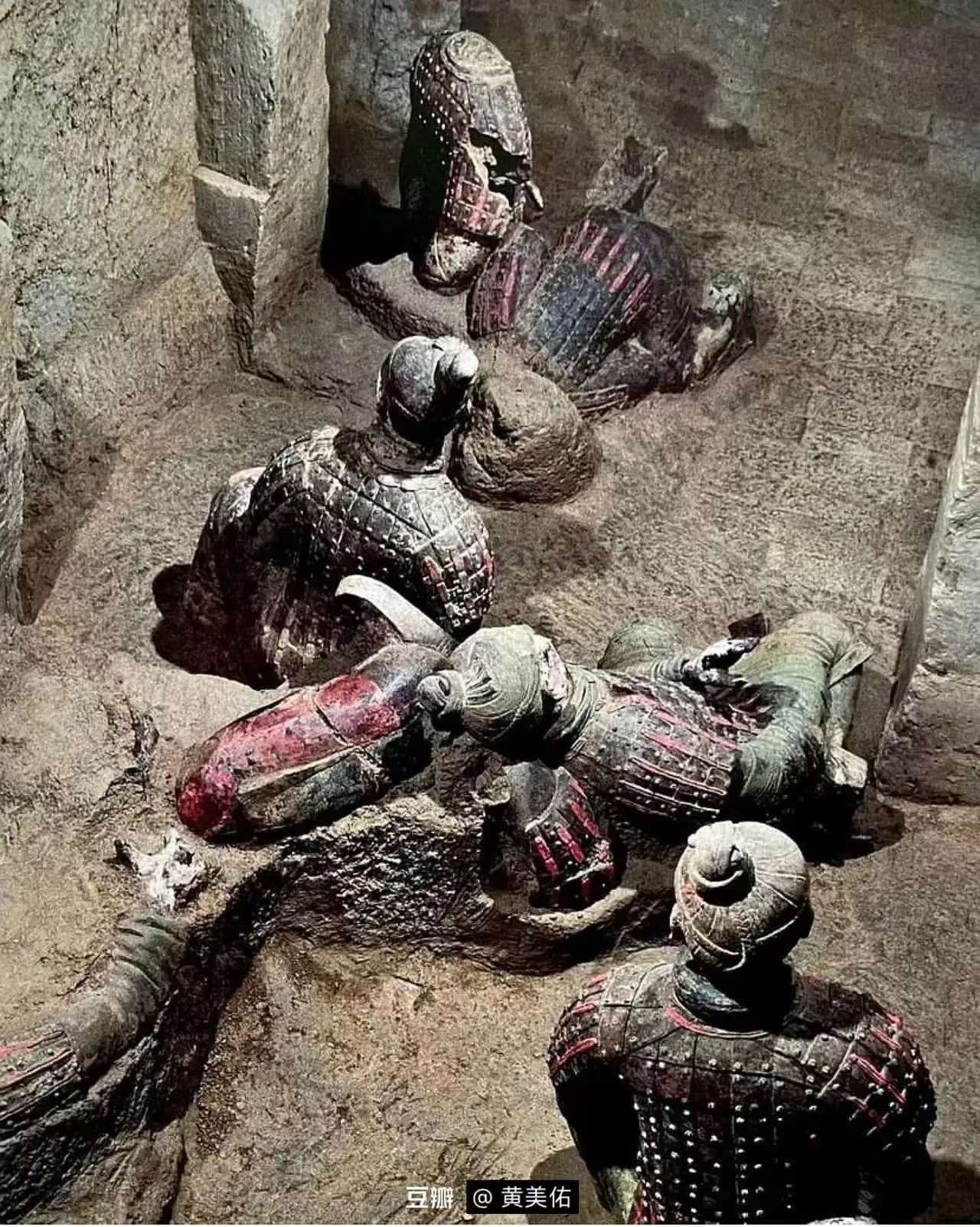 请记住，中国西安，1974年，新鲜出土的兵马俑。