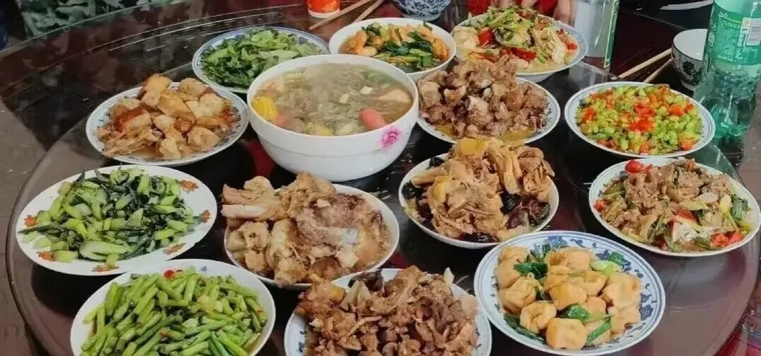 两年没上班靠男友养，被男友父母反感！！!
初六，男朋友接我去他家拜年，就这次让我