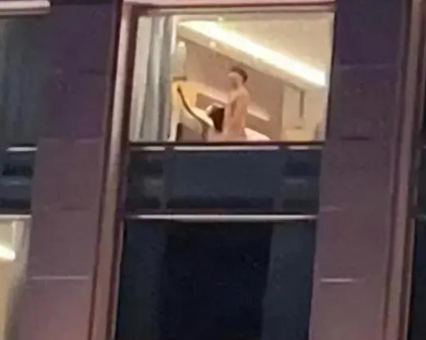 夫妻窗边不雅行为遭百人围观
在这样一个追求刺激与自由的时代，社会道德又该如何界定