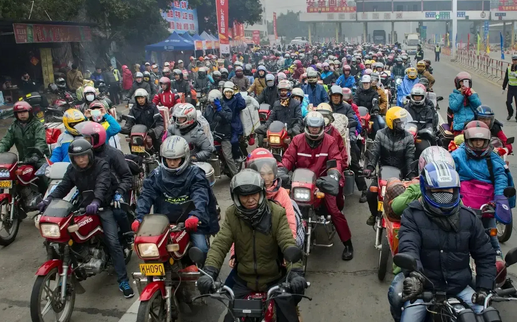 摩托大军返乡：400公里骑8小时，高铁只要三小时，为何不坐火车？
​第一，摩托油