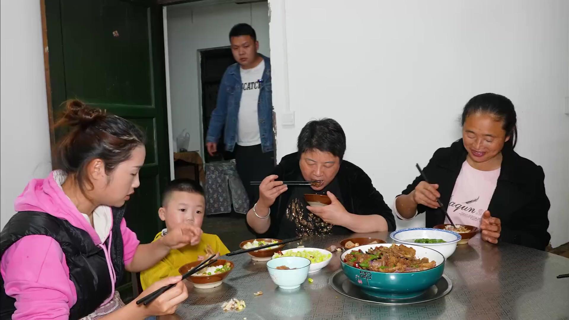 婆婆和儿子突然来了，妈妈看到她们高兴的合不拢嘴，一家人相亲相爱的真好