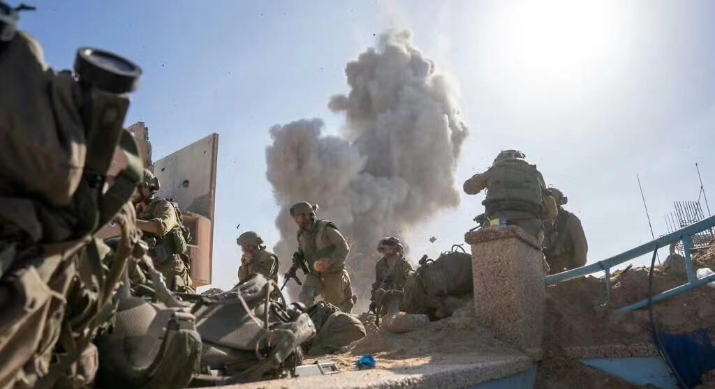 以色列这波神操作够厉害的。先是宣布加沙南部是安全区，把巴勒斯坦人赶到南面。然后现