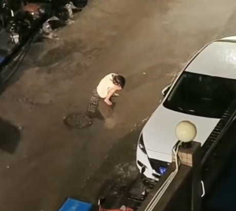 凌晨四点钟，女子被丈夫赶出家门，远嫁的她无处可去，被迫流落街头，一个人在大晚上的