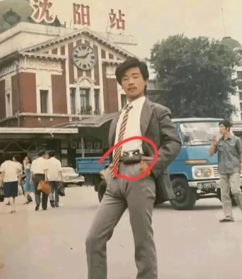 有没有人知道，那个年代但是人腰间挎的什么东西？00后的我怎么看不懂呢