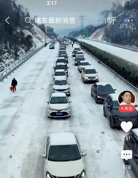 啥人都有！湖北高速公路i堵成了一团。有人不甘寂寞，放飞了无人机进行现场侦察。惊奇