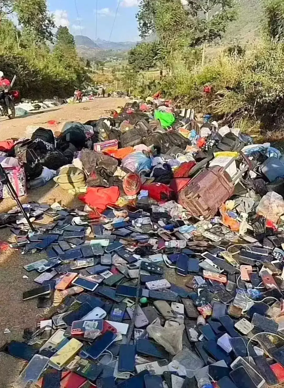 缅北果敢老街清水河公路边上，遗弃大量行李和手机，估计都是电诈分子留下的……