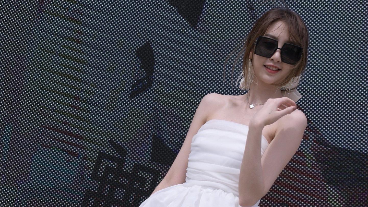 身穿白色蓬蓬裙很甜美！肤白貌美大长腿太性感俏丽，尽显名媛风
