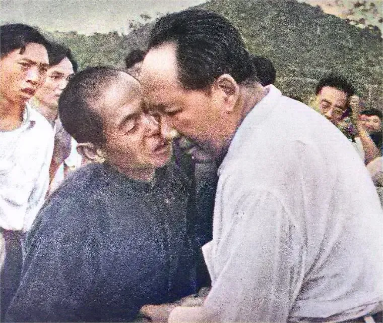 人民人领袖爱人民，他关心百姓冷暖，倾听人民呼声，把人民的冷暖和呼声，时刻挂在心中