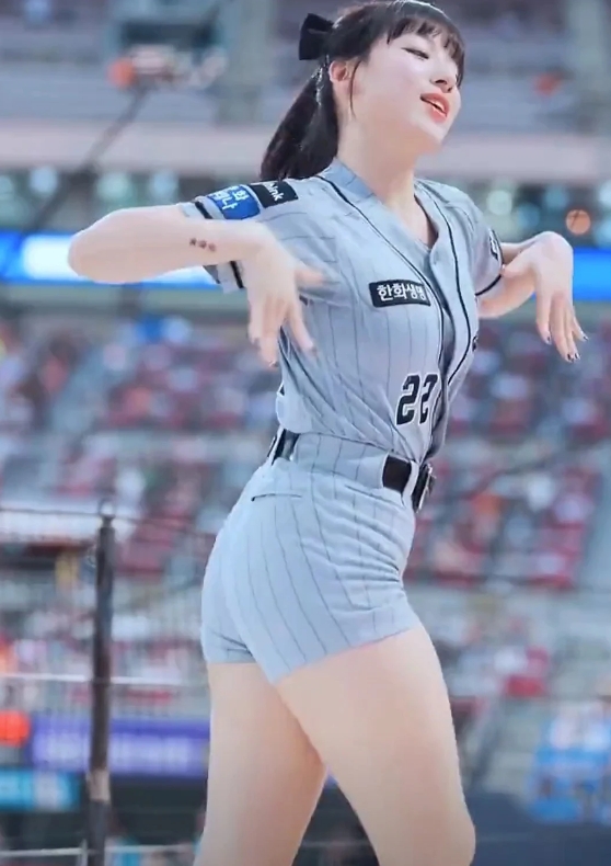 看看韩国拉拉队22号球员拉拉队美女，擅长跳舞。 
不瘦不胖刚刚好，这种身材的美女